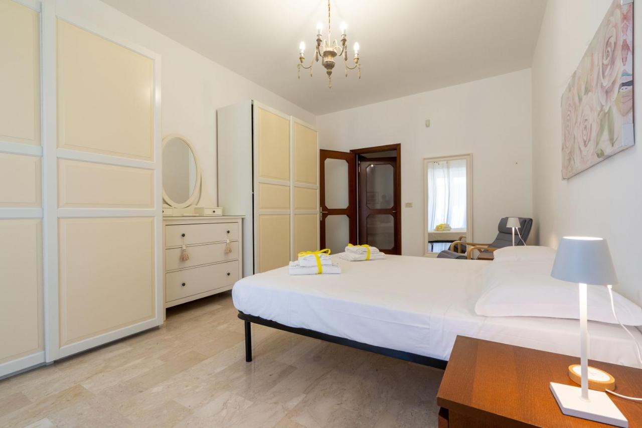 Universita & Stazione Airy Apartment With Parking Bari Kültér fotó